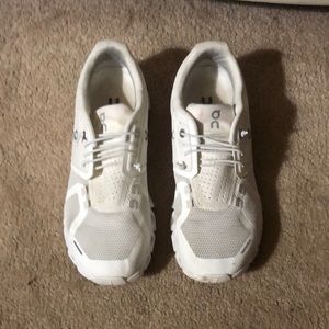 On cloud women sneakers worn some. Great condition 8